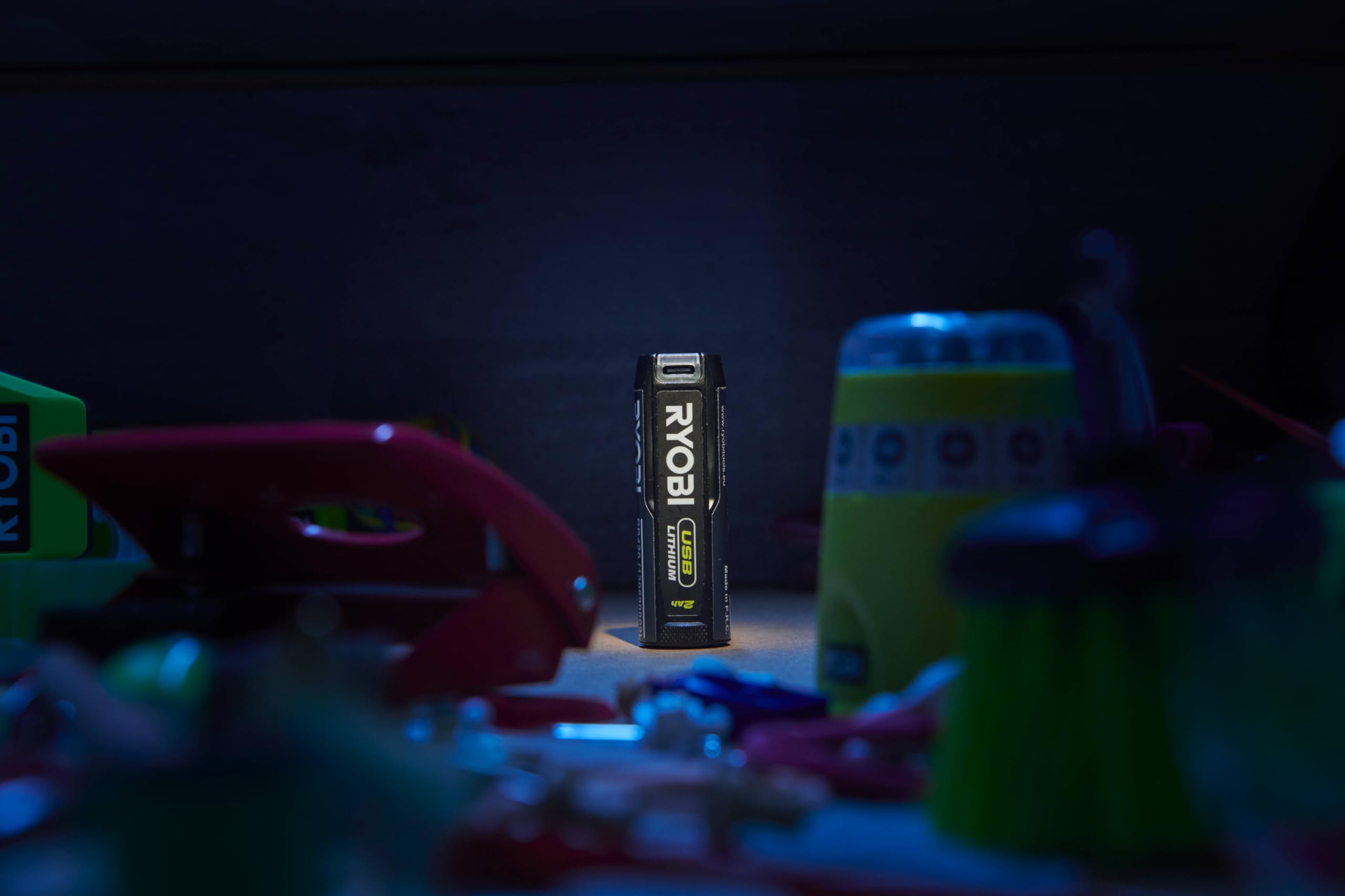 ryobi-rb420-batteria-al-litio-4v-usb-2-0ah-con-cavo-usb-per-utensili-e-torce-ryo image 7