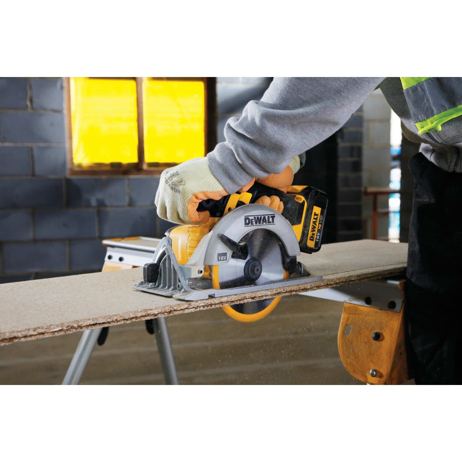 dewalt-dcs391n-xj-sega-circolare-a-batteria-18v-xr-lama-165-mm-motore-ad-alta-po image 4