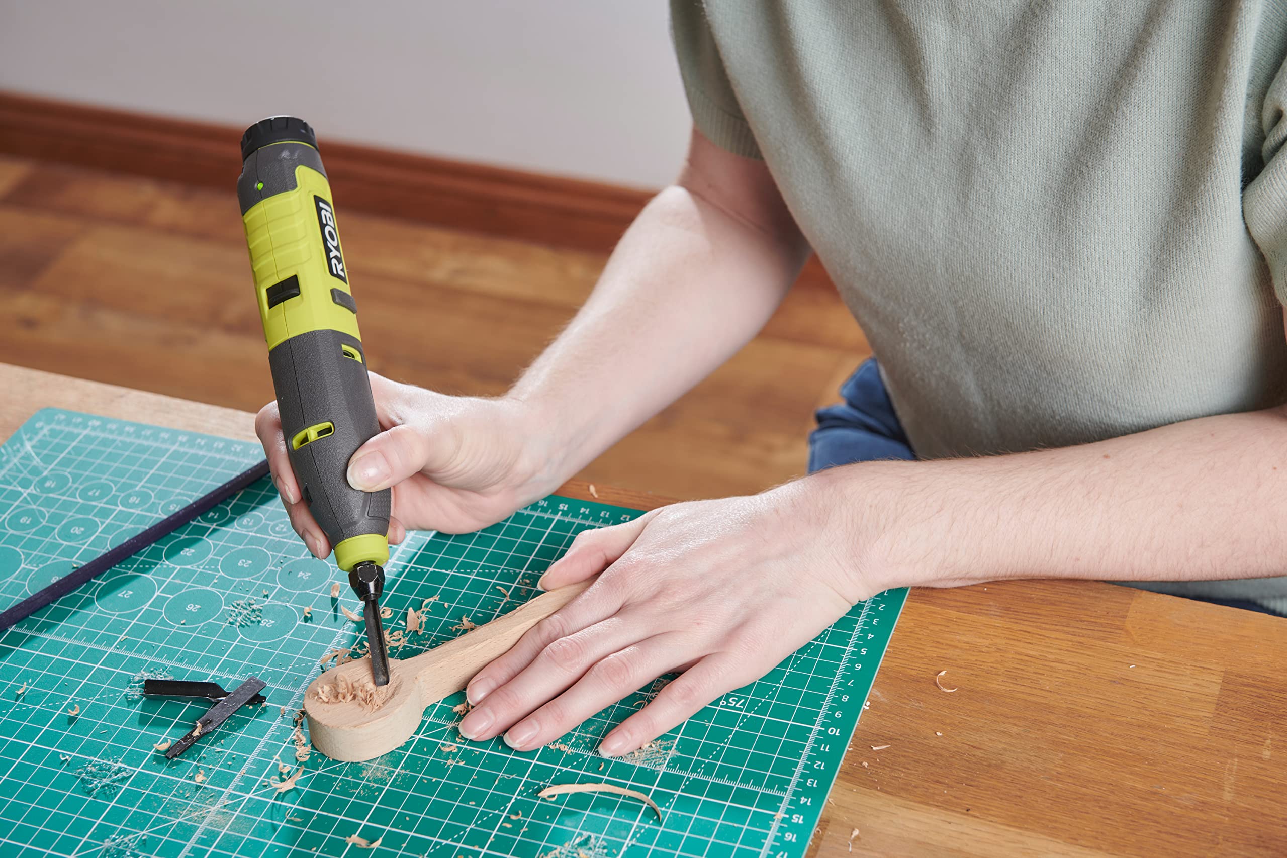 ryobi-rpc4-120g-mini-multiutensile-4v-per-legno-con-batteria-2-0ah-e-cavo-usb-c image 5