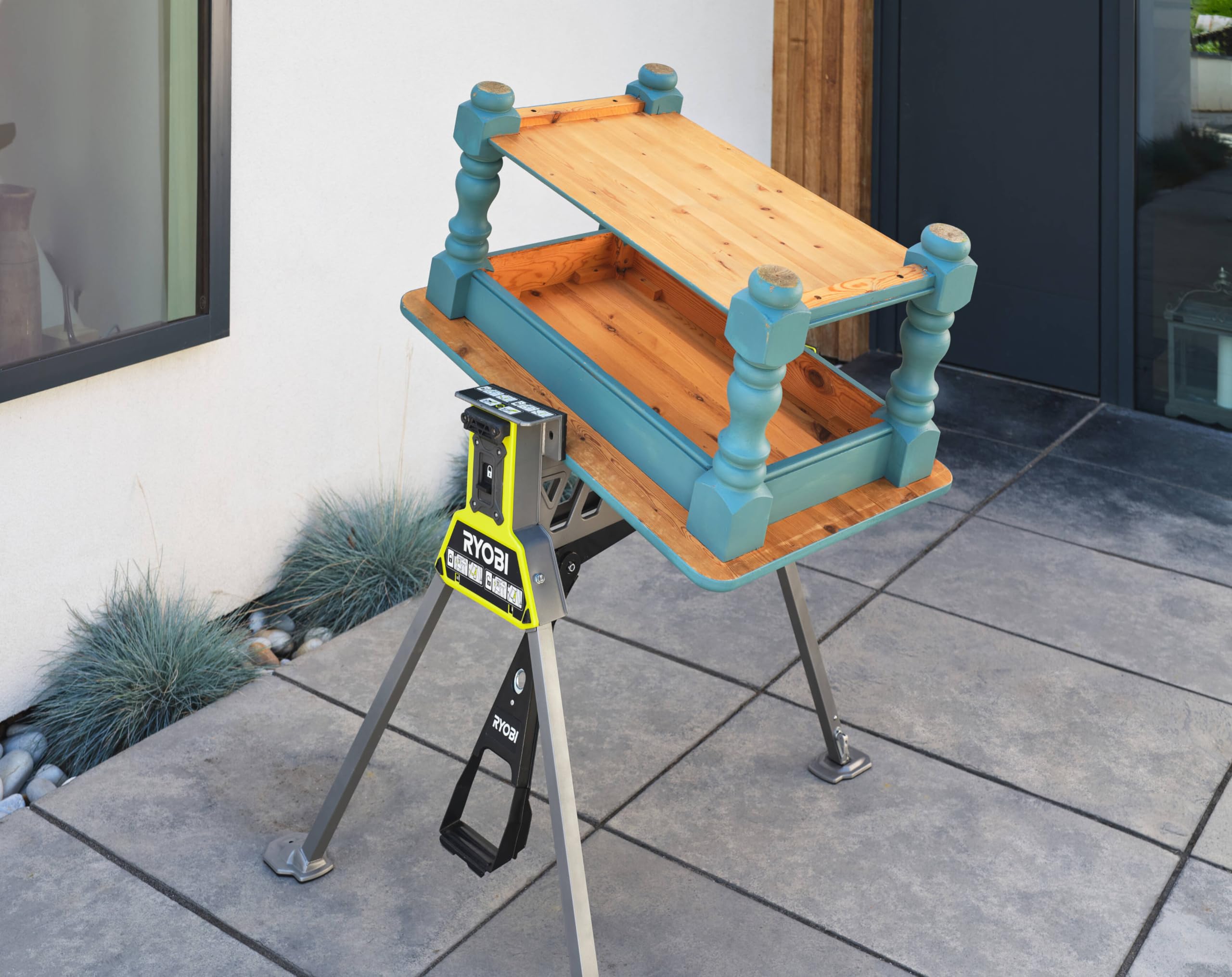 ryobi-rstsj150-banco-da-lavoro-pieghevole-e-inclinabile-con-morsa-serraggio-1000 image 4