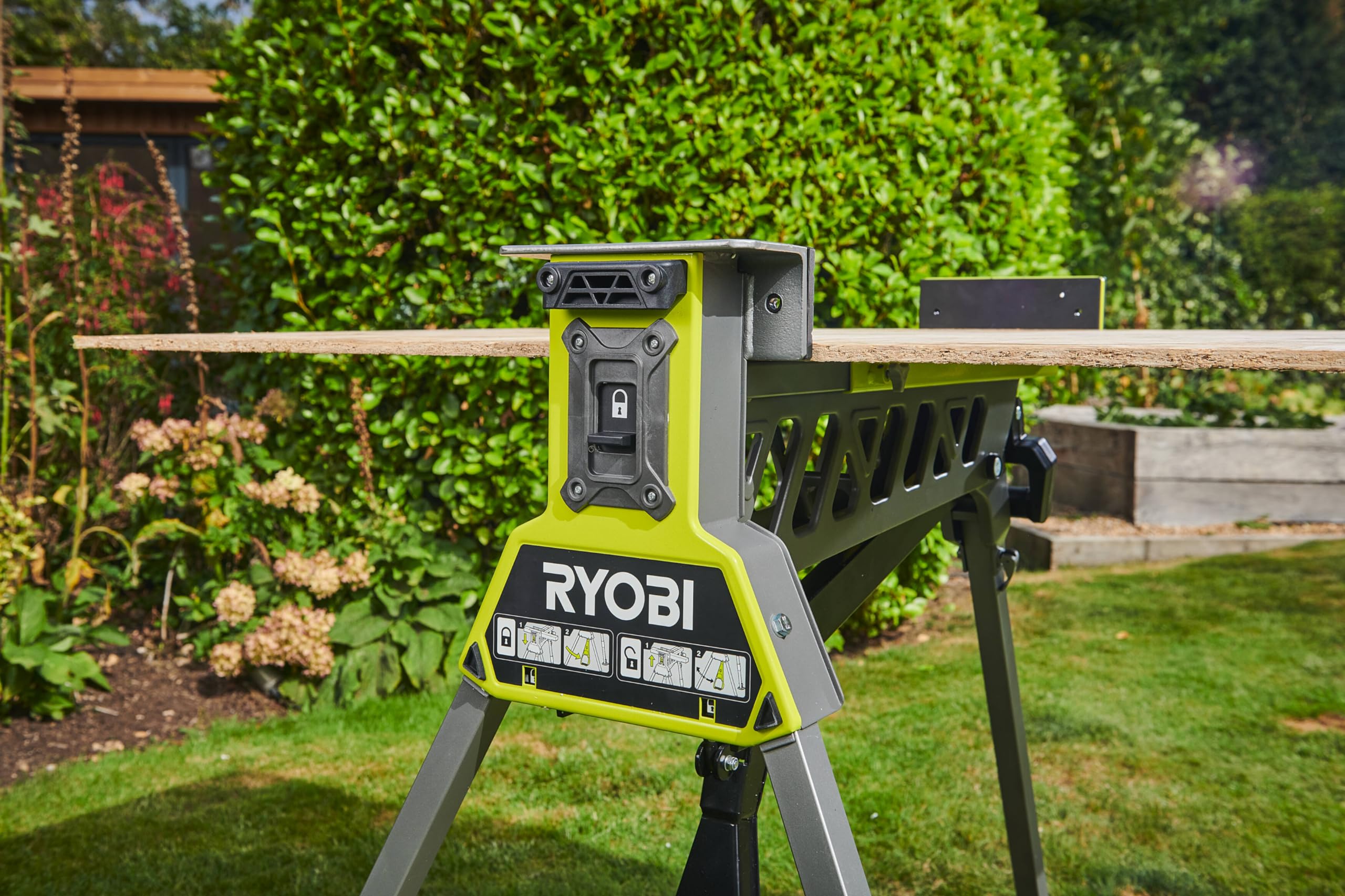 ryobi-rstsj150-banco-da-lavoro-pieghevole-e-inclinabile-con-morsa-serraggio-1000 image 8